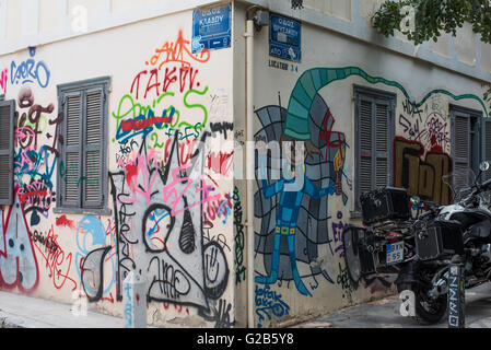 Dal momento che la crisi finanziaria ha colpito la Grecia vi è stata una esplosione di graffiti per le strade di Atene, la capitale della nazione. Questo è un esempio di alcuni dei colorati e spesso molto creative arte di strada. Foto Stock