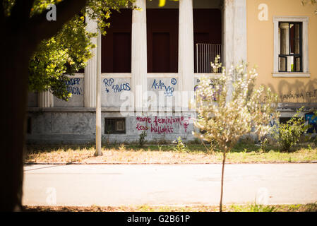 Dal momento che la crisi finanziaria ha colpito la Grecia vi è stata una esplosione di graffiti per le strade di Atene, la capitale della nazione. Questo è un esempio di alcuni dei colorati e spesso molto creative arte di strada. Foto Stock