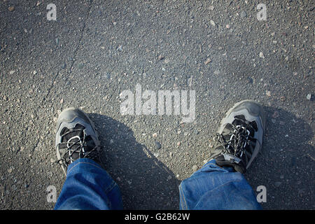 Vista superiore del piede sulla strada Foto Stock