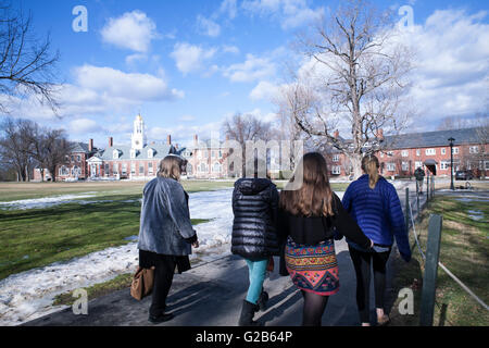 Le donne a piedi verso la Schoolhouse, l'edificio principale presso la Scuola di Groton, un'elite scuola preparatoria a Groton nel Massachusetts. Foto Stock