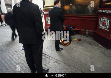 UK Gran Bretagna Londra , servizio di lustro del pattino per manager, broker, la gente di affari nel mercato Leadenhall Foto Stock