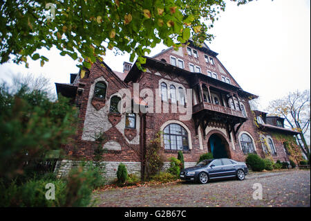 Sosnowiec, Polonia - 23 Ottobre 2014: Audi S6 (Audi A6), vettura prodotta dalla casa automobilistica tedesca Audi sfondo Palazzo Vecchio Foto Stock