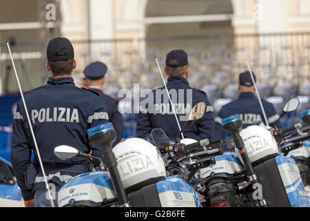 Roma, Italia - 25 Maggio 2016: gli uomini della polizia stradale distribuito durante le celebrazioni per il 164º anniversario della Polizia di Stato Foto Stock