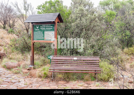 GRAAFF REINET, SUD AFRICA - 7 Marzo 2016: una scheda di informazione e panca all'inizio della falesia Lizard trail Foto Stock