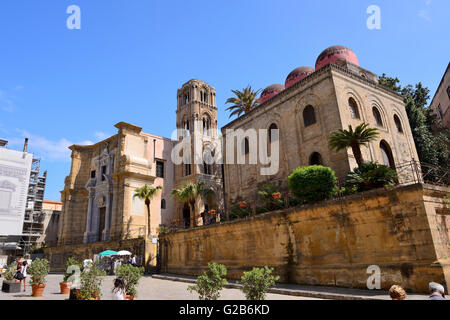 Chiesa Martorana con Chiesa San Cataldo sulla destra a Palermo, Sicilia, Italia Foto Stock