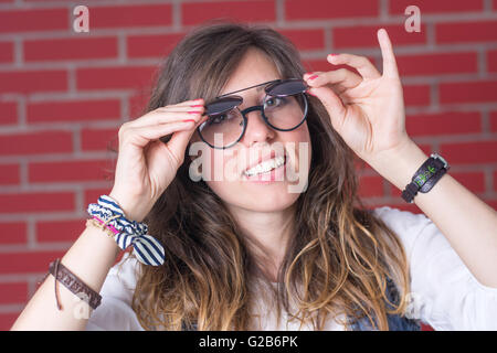 La donna che sta provando una coppia di doppie occhiali da vista Foto Stock