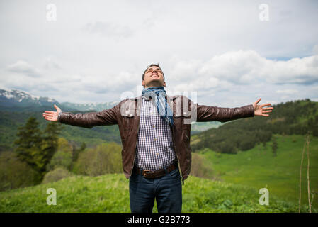 L'uomo godere con libertà sentire sulla cima della montagna Foto Stock