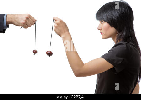 Studio shot di maschio e femmina business co-lavoratori avente un gioco di conkers, isolato su bianco. Foto Stock