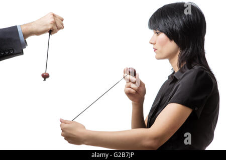 Studio shot di maschio e femmina business co-lavoratori avente un gioco di conkers, isolato su bianco. Foto Stock