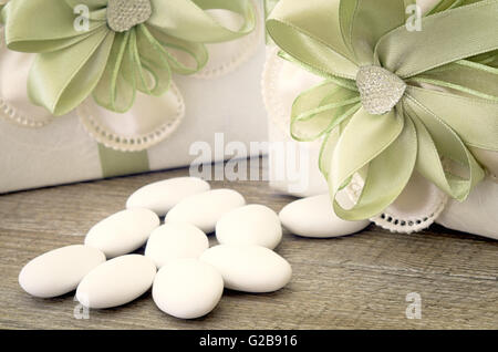 Bomboniera close-up con coriandoli. Il matrimonio, la santa comunione o battesimo Foto Stock