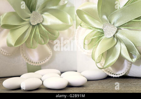 Bomboniera close-up con coriandoli. Il matrimonio, la santa comunione o battesimo Foto Stock