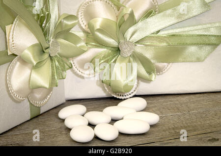 Bomboniera close-up con coriandoli. Il matrimonio, la santa comunione o battesimo Foto Stock