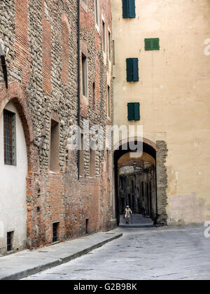 Le piccole strade della città di Pistoia Toscana Italia Foto Stock