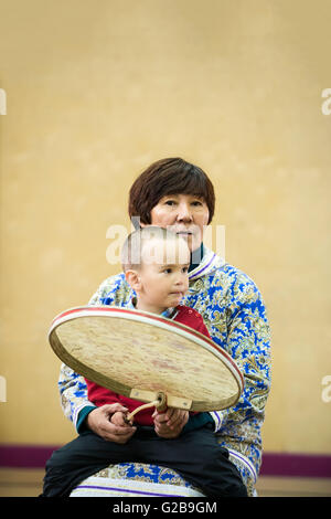 Siberian Yupiks eseguendo la musica e la danza tradizionali, Nova Chaplina, Chukotka, Russia Foto Stock