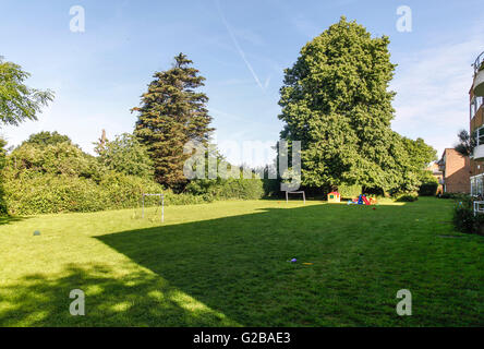 Ellington corte, Southgate. Grande prato nel retro del Ellington corte, Southgate. Giocattoli per bambini e il calcio posti. Foto Stock