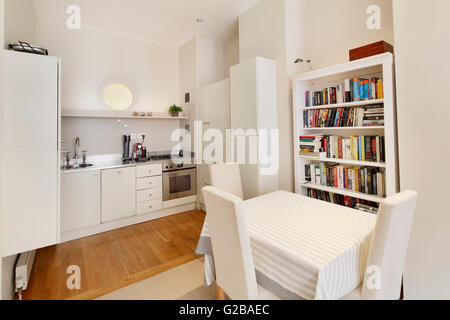 Casa di Foley, Maddox Street. Cucina a pianta aperta con zona pranzo e tutte le funzioni di bianco. Foto Stock