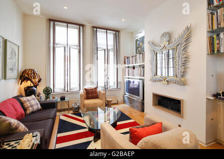 Casa di Foley, Maddox Street. Spazioso soggiorno con grandi finestre e arredi contemporanei. Foto Stock