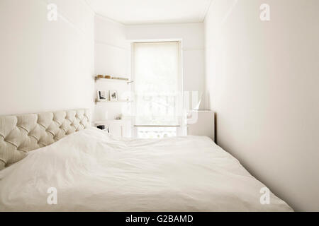 Pembridge Square, Notting Hill. Angusti e camera da letto con la mancanza di spazio libero. Biancheria da letto bianca e decorazioni. Foto Stock
