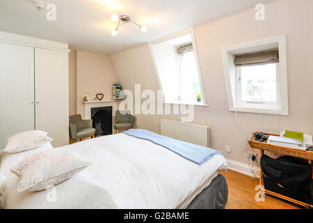 Pembridge Square, Notting Hill. Piccola camera da letto con una parete inclinata. Foto Stock