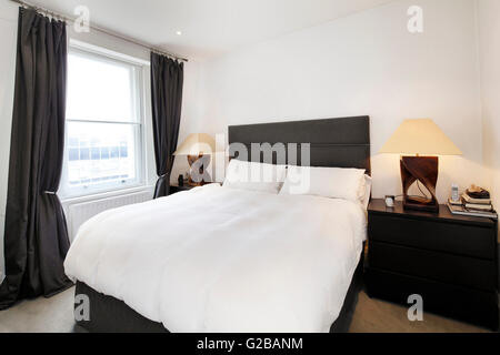 Walden House, Marylebone High Street. Camera moderna con biancheria bianca e pavimenti in legno. Foto Stock