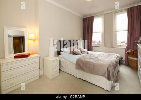 Walden House, Marylebone High Street. Camera da letto con i tradizionali, dai toni neutri mobili e grandi finestre. Foto Stock