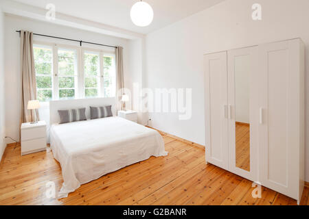 Wisbyer Strasse 59. Camera moderna con il minimo di mobili e di pavimenti in legno. Foto Stock