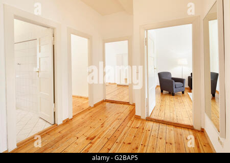 Wisbyer Strasse 59. Più porte aperte. Vista parziale di un soggiorno con una poltrona moderna. Foto Stock