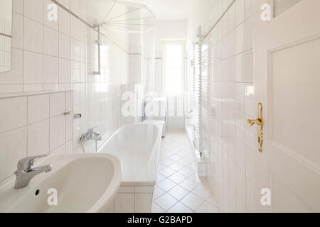 Wisbyer Strasse 59. Vista di un moderno bagno pulito con funzioni di bianco. Vasca e lavandino con piastrelle bianche. Foto Stock