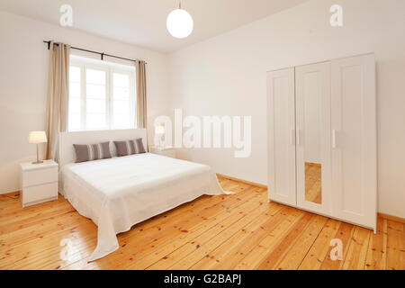 Wisbyer Strasse 59. Moderno, minimalista Camera con tonalità neutre e grande finestra. Foto Stock