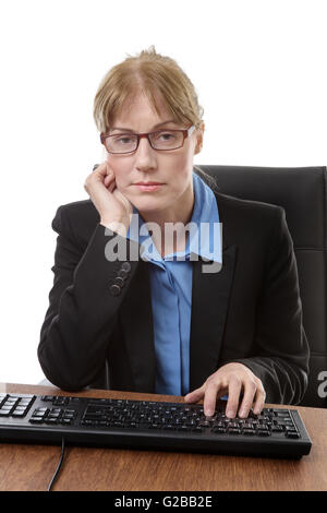 Lavoratore di ufficio si siede alla sua scrivania non cercando di felice Foto Stock