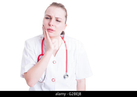 Giovane donna nel dolore soffre di mal di denti e tenendo premuto il suo volto con palm isolati su sfondo bianco Foto Stock