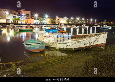 Barche ormeggiate in porto al tramonto, Arrecife, Lanzarote, Isole Canarie, Spagna Foto Stock