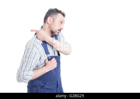 Giovani repairman mettendo tuta e tenetevi pronti per lavorare come indumenti da lavoro di protezione con copia spazio isolato su bianco Foto Stock