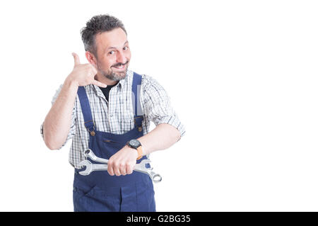 Uomo sorridente in tuta di effettuare una chiamata me gesto con copia spazio isolato su sfondo bianco Foto Stock