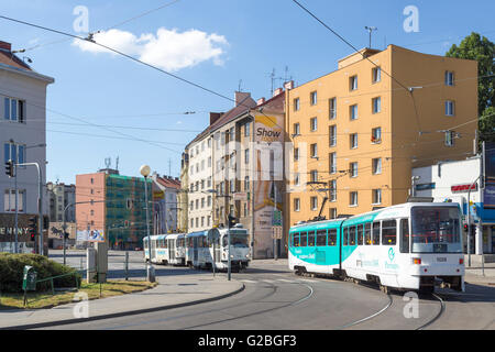 Trolley bus tram e dipinto di blocchi di appartamenti, Brno, Repubblica Ceca, Europa Foto Stock