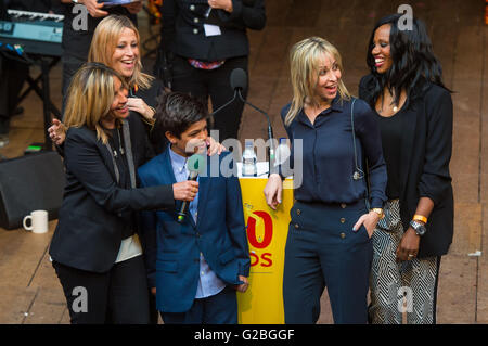 Tutti i Santi membri (da sinistra a destra) Melanie Blatt Nicole Appleton, Natalie Appleton e Shaznay Lewis con un vincitore del premio durante la trasmissione in diretta della finale della BBC Radio 2's 500 parole della Scrittura creativa la concorrenza a Shakespeare's Globe a Londra. Foto Stock