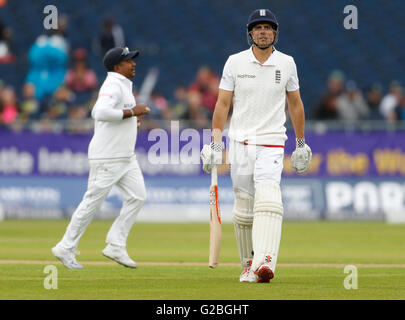 L'Inghilterra del Alastair Cook passeggiate fuori dopo essere stati catturati fuori per15 corre richiedono solo 20 per battere i 10.000 record run durante il giorno una delle Investec secondo Test Match a Emirates Riverside, Chester-Le-Street. Foto Stock