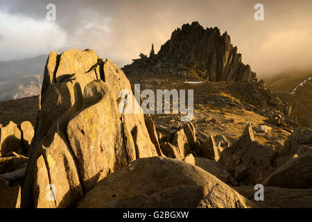Castell Gwynt y (Castello dei venti) sul Glyder Fach, Snowdonia, drammaticamente illuminati al tramonto. Foto Stock