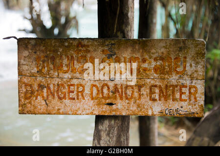 Pericolo Non immettere, nessuna intrusione, segnaletica di pericolo, Tat Kuang Si cascate, Luang Prabang, Luang Prabang Provincia, Laos Foto Stock