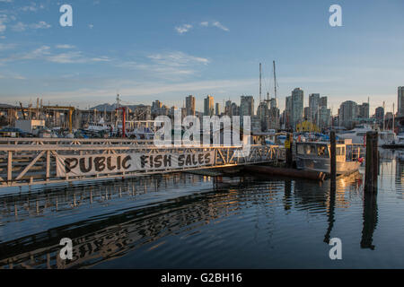 I pescatori's Wharf firmare la promozione delle vendite di pesce, Granville Island, False Creek, Vancouver BC Foto Stock