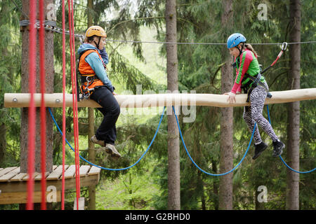 Cordata fino alle ragazze di arrampicata in un parco di arrampicata, Regione di Karlovy Vary, Bohemia Repubblica Ceca Foto Stock