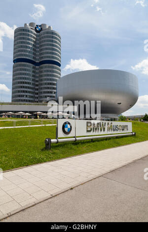 Il BMW Welt o BMW World con il museo BMW e la sede della BMW a Monaco di Baviera, Baviera, Baviera, Germania Foto Stock