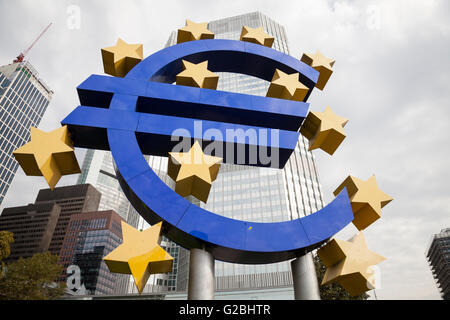 Simbolo dell'euro di fronte alla Banca centrale europea, Francoforte Hesse, Germania Foto Stock