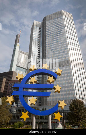 Simbolo dell'euro di fronte alla Banca centrale europea, Francoforte Hesse, Germania Foto Stock