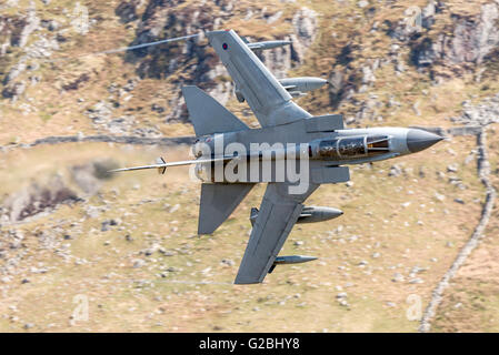 Il Tornado GR4 Mach Loop Wales UK basso livello battenti Foto Stock