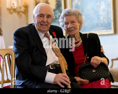 Donald Angus Mcgeachy, 93, da Maldon, un fuochista nella Royal Navy, indossa la sua legione d'onore medaglia, presentato a lui da ambasciatore francese Sylvie Bermann pochi giorni prima del 72º anniversario del D-Day, per il suo ruolo nella liberazione della Francia, dove siede con sua moglie Margaret, di anni 92, a seguito di una cerimonia presso la residenza francese in Kensington, Londra. Foto Stock