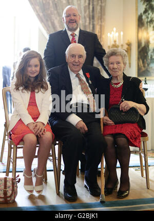 Donald Angus Mcgeachy, 93, da Maldon, un fuochista nella Royal Navy, indossa la sua legione d'onore medaglia, presentato a lui da ambasciatore francese Sylvie Bermann pochi giorni prima del 72º anniversario del D-Day, per il suo ruolo nella liberazione della Francia, si siede con la sua famiglia, moglie Margaret, di anni 92, suo figlio Donald e la sua nipote Isla, di anni 11, a seguito di una cerimonia presso la residenza francese in Kensington, Londra. Foto Stock