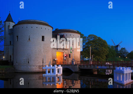 Il medievale Kruispoort Gate (1400) a Bruges, Belgio Foto Stock