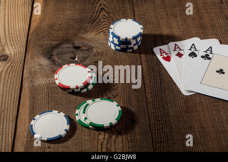 Schede e chip su legno marrone tabella Foto Stock