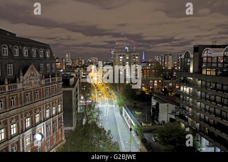 Nelle ore notturne ad alta vista aerea lungo il Golden Lane da un antemurale flat in London EC2Y KATHY DEWITT Foto Stock